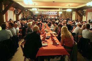 Bild: Zahlreiche Gäste, Mitglieder von Jugendfeuerwehr, Alterswehr, Fanfarenzug und Einsatzabteilung feierten zusammen