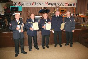 Bild: Der Löschbezirk Eppelborn zeichnete Günter Schmitt, Martin Meyer und Werner Paul für ihre 40-jährige Mitgliedschaft, Erwin Ziegler sogar für 50 Jahre im Löschbezirk aus