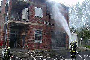 Bild: Während der Innenangriff läuft, wird im Außenbereich ein Überschlafen der Flammen auf den Dachbereich verhindert.