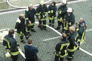 Bild: Nachbesprechung nach jeder Übungseinheit: Unter den kritischen Augen der Trainer wird jeder Schritt der Löscharbeiten analysiert.