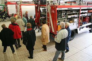 Bild: Besichtigung der Einsatzfahrzeuge und Geräte