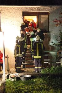 Bild: Über eine schmale Treppe wurde die Patientin mit einer Krankentrage zum Rettungswagen gebracht