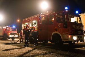 Bild: Jugendliche aus den Jugendfeuerwehren Eppelborn und Wiesbach übten im Wiesbacher Industriegebiet den Nachteinsatz