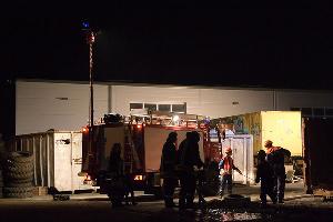 Bild: Mit zahlreichen Strahlern müssen die Jugendfeuerwehrleute die Einsatzstelle ausleuchten