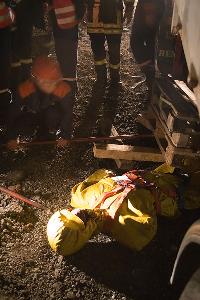 Bild: Mit einem Brecheisen wird die Last von der Puppe angehoben und unterbaut