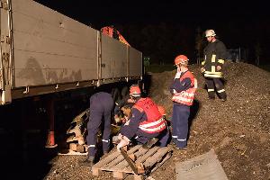 Bild: Die Übungspuppe muss unter den Paletten befreit werden