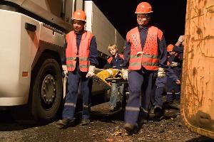 Bild: Gerettet. Die "verletzte" Übungspuppe wird mit einer Trage in Sicherheit gebracht