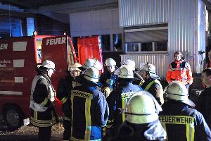 Bild: Neben der Feuerwehr Illinge waren auch Spezialisten des Gefahrstoffzugs und der Rettungsdienst im Einsatz (Foto: H.C.Klein)