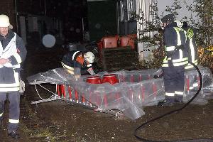 Bild: Das ausgetretene Ammoniak wurde aufgenommen und gesichert (Foto: H.C.Klein)