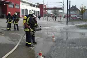 Bild: Einsatz des Mittelschaumrohrs unter Atemschutz