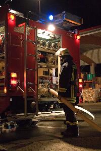 Bild: Maschinist an der Pumpe des Löschfahrzeugs