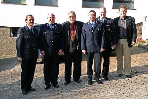 Bild: Die neugewählte Löschbezirksführung in Macherbach (von links): Wehrführer Hermann Josef Recktenwald, Löschbezirksführer Klaus Theis, Bürgermeister Fritz-Hermann Lutz, stellvertretender Löschbezirksführer Frank Bastuck, Kreisbrandinspekteur Werner Thom und Ortsvorsteher Jürgen Nürnberger