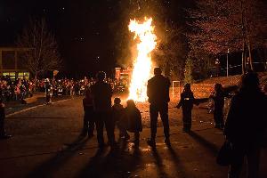 Bild: Das Martinsfeuer auf dem Schulhof der St.-Sebastian-Schule in Eppelborn