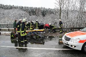 Bild: Schwerer Verkehrsunfall auf der Autobahn A1: Der Fahrer eines Transporter wurde aus seinem Fahrzeug geschleudert und eingeklemmt