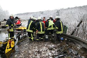 Bild: Der eingeklemmte Fahrer musste mit hydraulischen Werkzeugen befreit werden