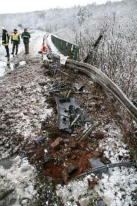 Bild: Beschädigung der Leitplanke unmittelbar vor der Brücke über die B10