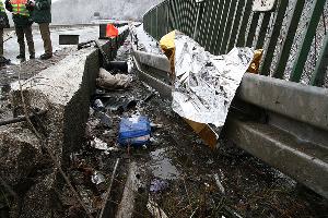 Bild: Der Fahrer des Transporters wurde beim Überschlag aus dem Fahrzeug geschleudert und zwischen Beton und Leitplanke eingeklemmt. Mit einem hyraulischen Spreizer wurde der Zwischenraum verbreitert, um den Patienten befreien zu können