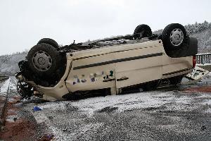 Bild: Die Beifahrerseite des Unfallfahrzeugs. Zur Aufnahme von Öl und Kraftstoff wurde Ölbindemittel eingesetzt.