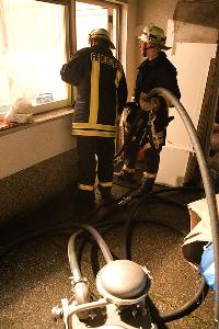 Bild: Mit einer Spezialpumpe wurde das ausgelaufene Heizöl abgepumpt