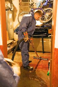 Bild: Aufnahme des ausgelaufenen Heizöls mit einem Flachsauger