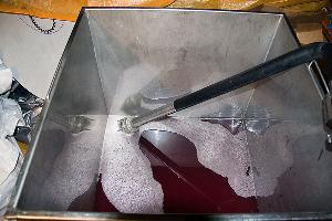 Bild: Das Heizöl wurde in einen Edelstahlbehälter gepumpt