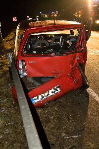 Bild: Das Unfallfahrzeug schleuderte nach dem Zusammenstoß in die Leitplanken und wurde schwer beschädigt