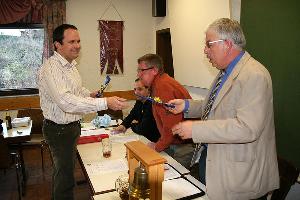 Bild: Eric Holzer (links) überreichte einen Gutschein an Löschbezirksführer Felix Becker (rechts) und seinen Stellvertreter Günter Klesen (mitte) und dankte ihnen für die Arbeit im vergangenen Jahr