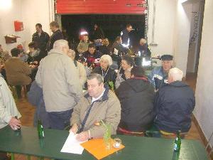Bild: Zahlreiche Gäste besuchten das Wintergrillfest der Jugendfeuerwehr. (Foto: Hans-Werner Guthörl)