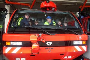 Bild: Im Cockpit eines Panther-Flughafen-Löschfahrzeugs