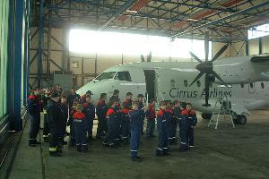 Bild: Rundgang durch eine Wartungshalle am Flughafen Saarbrücken