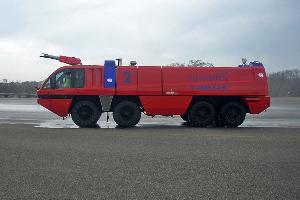 Bild: Vorführung des Flughafen-Löschfahrzeugs auf dem Vorfeld des Flughafens