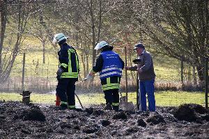 Bild: Einsatz der Kübelspritze zum Ablöschen von Glutresten