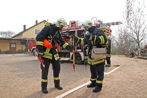 Bild: Fertig für den Einsatz: Der Angriffstrupp hat sich ausgerüstet