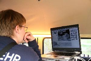 Bild: Modernste Technik im Einsatzleitwagen: Per Funk werden die Bilder der Wärmebildkamera der vorgehenden Trupps in Echtzeit an die Einsatzleitung übermittelt