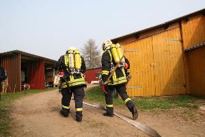 Bild: Ein Trupp auf dem Weg zur Rückseite der Scheune