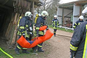 Bild: Eine weitere Person wird mit einem Tragetuch aus der Scheune gerettet