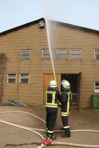 Bild: Parallel zum Innenangriff wird auch die Brandbekämpfung von aussen durchgeführt