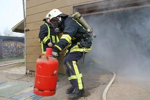 Bild: Eine Propangasflasche wird in Sicherheit gebracht