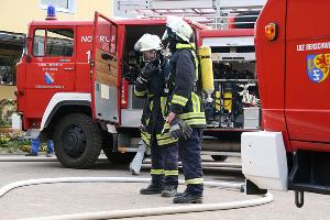 Bild: Um bei einem Atemschutznotfall jederzeit eingreifen zu können, steht ein Sicherungstrupp bereit