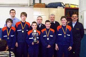 Bild: Die siegreichte Mannschaft "Bubach-Calmesweiler 2", die den Wanderpokal mit in ihren Löschbezirk nimmt