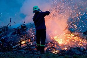 Bild: Ein Haufen mit Grünschnittabfällen und Tannenresten stand in Flammen