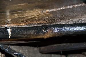 Bild: Das genau über dem Brandherd verlaufende Wasserrohr platzte und löschte den Brand größtenteils