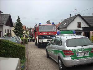 Bild: Einsatzfahrzeuge vor dem Anwesen in der Weihereckstraße