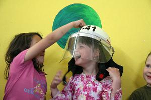 Bild: Die Kinder hatten eine Menge Spaß beim Anprobieren der Ausrüstungsgegenstände