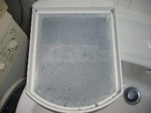 Bild: Ein ungereinigter Türfilter eines Wäschetrockners. Hier ist für die Luft fast kein Durchkommen mehr. Diese Türfilter müssen nach jedem Trockenvorgang gereinigt werden. (Foto: Hans-Werner Guthörl)