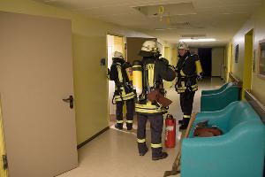 Bild: Einsatzkräfte vor der Wirtschaftsraum im Pflegeheim in Habach