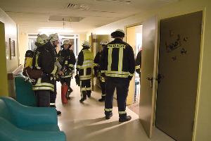 Bild: Einsatzkräfte vor der Wirtschaftsraum im Pflegeheim in Habach