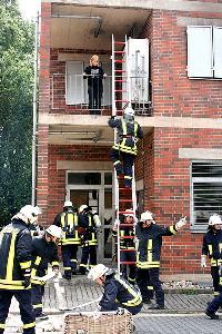 Bild: Personenrettung über Steckleiter (Foto: Heike Blum)