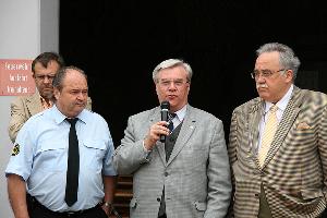 Bild: von Links: Günter Schmitt vom Förderverein der Feuerwehr, Ortsvorsteher Berthold Schmitt, Bürgermeister Fritz-Hermann Lutz