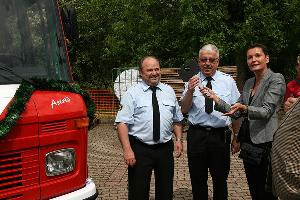 Bild: Astrid Gerke-Müller und Günter Schmitt bei der Schlüsselübergabe an Löschbezirksführer Felix Becker